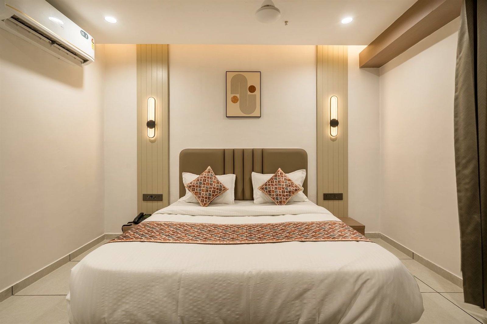 Deluxe Room at Hotel The Province Regency